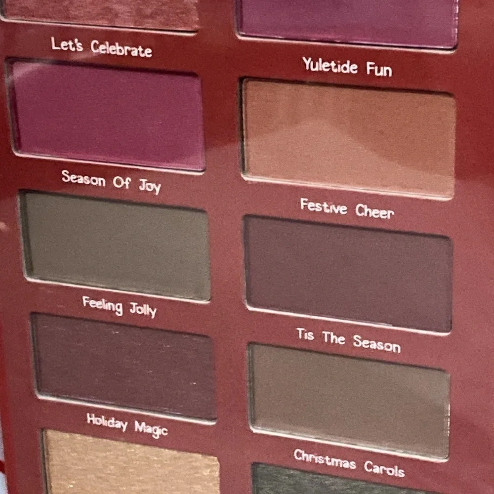 WINNIE THE POOH EYESHADOW CHRISTMAS HOLIDAY PALLETTE with MIRROR